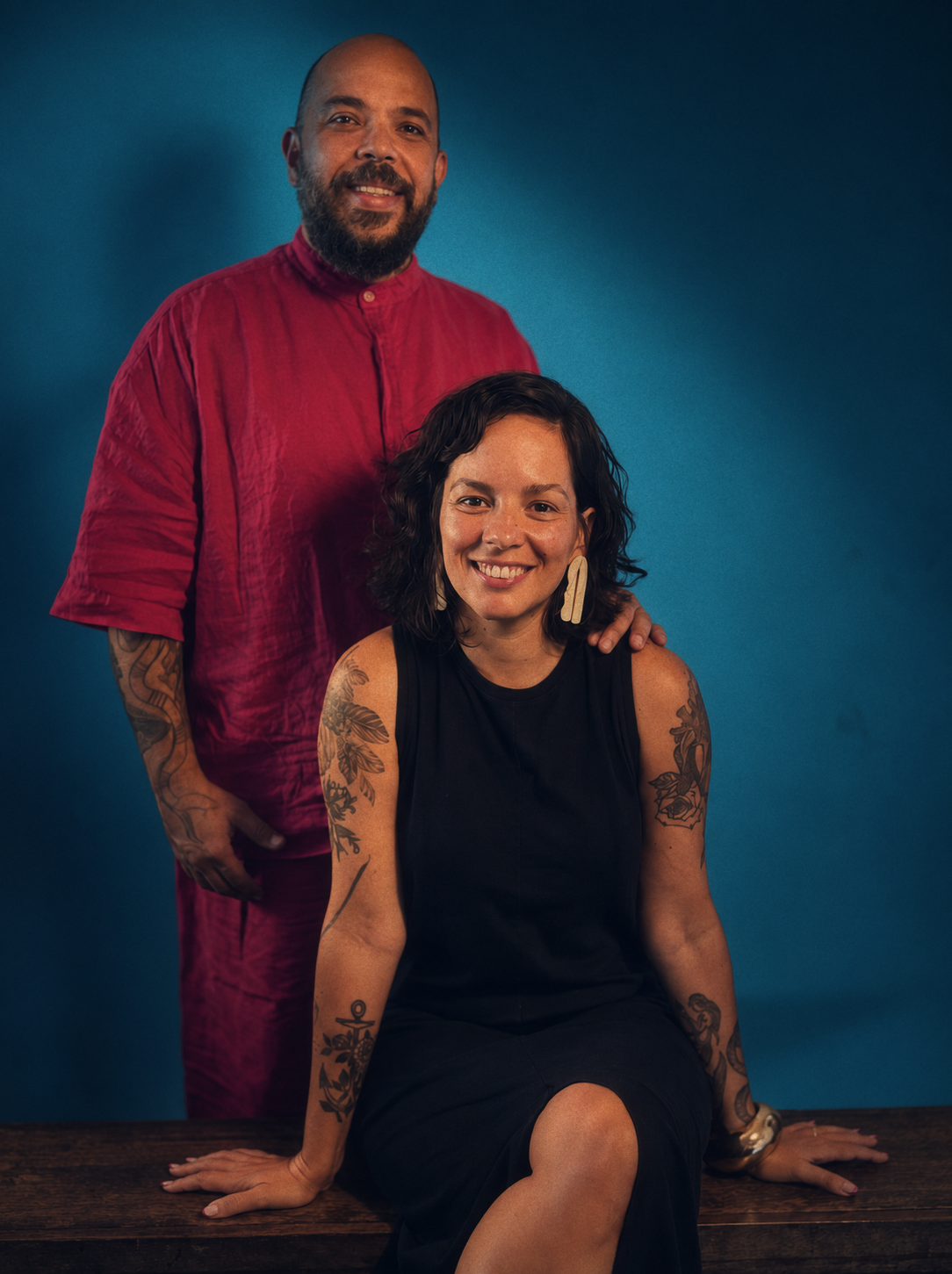 Retrato dos autores: Peu Fonseca em pé e Lua Barros sentada à sua frente.